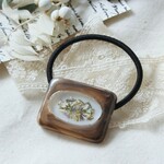 スクエアドライフラワーレジンのヘアゴム（スモーキーブラウン）