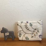 刺繍生地のファスナーポーチ