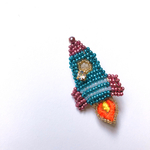 ロケットビーズ刺繍ブローチ