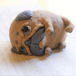 「パグころん」手乗りパグの置物