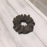 （子供用）シフォン生地で作ったシュシュ（グレーブラウン）