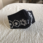 コットン白黒花刺繍生地の立体マスク(涼感ガーゼ仕様)