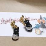 ぶらりん黒猫