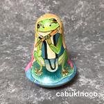 おきあがりこぼし　ハスの上の笛吹きカエル