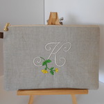 リネンの選べるイニシャル刺繍のポーチお花柄　フラット２０㎝