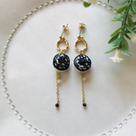小さなお花の刺繍ピアス（Black）揺れるスワロフスキー