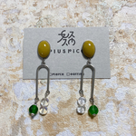 マスタードイエローのカボションとシルバーのピアス／イヤリング