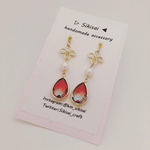 ゴールドフラワーと赤いドロップのピアス