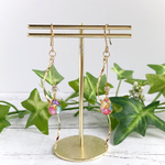 揺れる小さいしずく さざれ石 ピアス／イヤリング