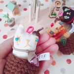 白猫と桃色どんぐりの実『どん☆ぐりぐり』　(どんぐりみっくさんコラボ作品)　ドールチャーム　猫チャーム　キーホルダー　バッグチャーム