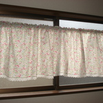 カフェカーテン　ハートのコットンレースが可愛い～小花柄カフェカーテン（４６×２２０）