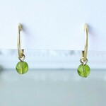 〈痛くない〉～フェイクピアス～ゴールドリング×OLIVINEカラーチェコガラスイヤリング・イヤークリップ(両耳用)(手で調節可能)  管理No.1537