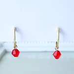 〈痛くない〉～フェイクピアス～ゴールドリング×レッドカラービーズイヤリング・イヤークリップ(両耳用)(手で調節可能)  管理No.1538