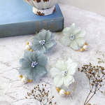 シフォンコスモスとパールの2wayピアス(チタン/イヤリング/ノンホールピアス)ブルー ：夏 ウェディング 結婚式 ブライダル くすみカラー 秋桜