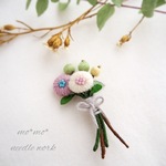 ウール刺繍のお花と木の実の小さなブーケのブローチ＊オフホワイト＆ペールパープル