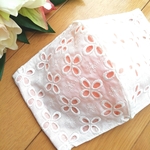 【新作❤️】夏におすすめ　レースマスク　綿ローン　お花　白　裏コーラルピンク色　夏用マスク　刺繍　刺繍マスク　レース　マスク　おしゃれマスク　綿ローンマスク　涼しいマスク　かわいいマスク　