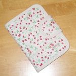 【再販】通帳ケース/母子手帳ケース★小いちご柄（生成×赤）