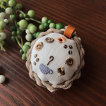 手刺繍と編みかごの針山さん