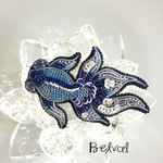 ビーズ刺繍のブローチ　-金魚(蝶尾ブルー)-