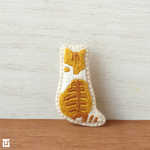 茶トラ白猫の刺繍ブローチ