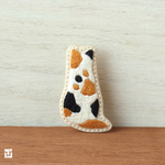 三毛猫の刺繍ブローチ