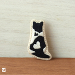 白黒ブチ猫の刺繍ブローチ