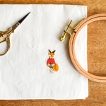キツネの手刺繍ハンカチ（白リネン）