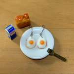 simple？目玉焼きのピアス
