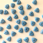 スペーサー トライアングル ガラスビーズ  水色 10g