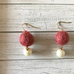 223 オレンジベージュフェルトとパールのピアス