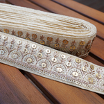 インド刺繍テープ　アイボリー×ゴールド　（複数購入時は2ヤード＋1ヤードのように分割でのお届けになることがございます）