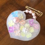 大きなハートの花畑のかぶとピン