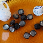 小花彫刻スクエアボタン　ブラック　10ｍｍ　8個入り