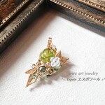 ＊14Kgf ペリドットのワイヤーアートジュエリー＊8月の誕生石ネックレス ペンダントトップ 1粒ビーズのアレンジ～ポルトボヌール・フルール color:ゴールド