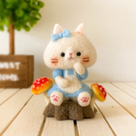 羊毛フェルト　アリス風ねこさん