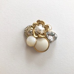 ボタンとビーズ刺繍のヘアアクセサリー