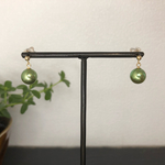 稀少ピスタチオカラーのシンプルなスタッドピアス