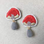 carmine×gray刺繍ピアス