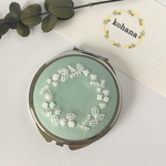 【特集掲載】【手鏡 刺繍 コンパクトミラー】whiteリース／green