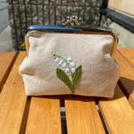 カードも入る手刺繍スズランのがま口財布