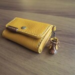 ＊カードも入る革のコインケース＊黄色（マスタードイエロー）×ポイントに茶色＊ミニブーツ付き・シンプル＊小銭入れ＊レザー