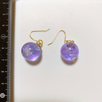 ハーバリウムのピアス(青オパール風)