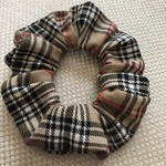 1個400円ブラウンタータンチェックのシュシュ