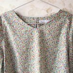 Ｌサイズ　リバティ　エミリアス・フラワーズのＶネックブラウス