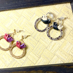 ツートンカラーのレザーピアス
