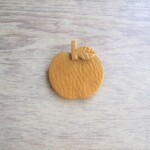 りんごのブローチ　リンゴ　ゴールド