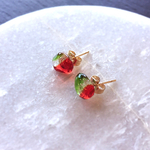 小さなガラスカレットピアス