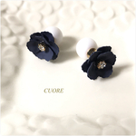 アネモネ❃︎パールキャッチ* ピアス（ネイビー）