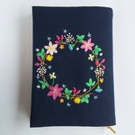 可愛い花の刺繍のブックカバー
