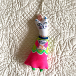 送無　お値下げ　手描きチャーム　ピンクドレスのネコちゃん